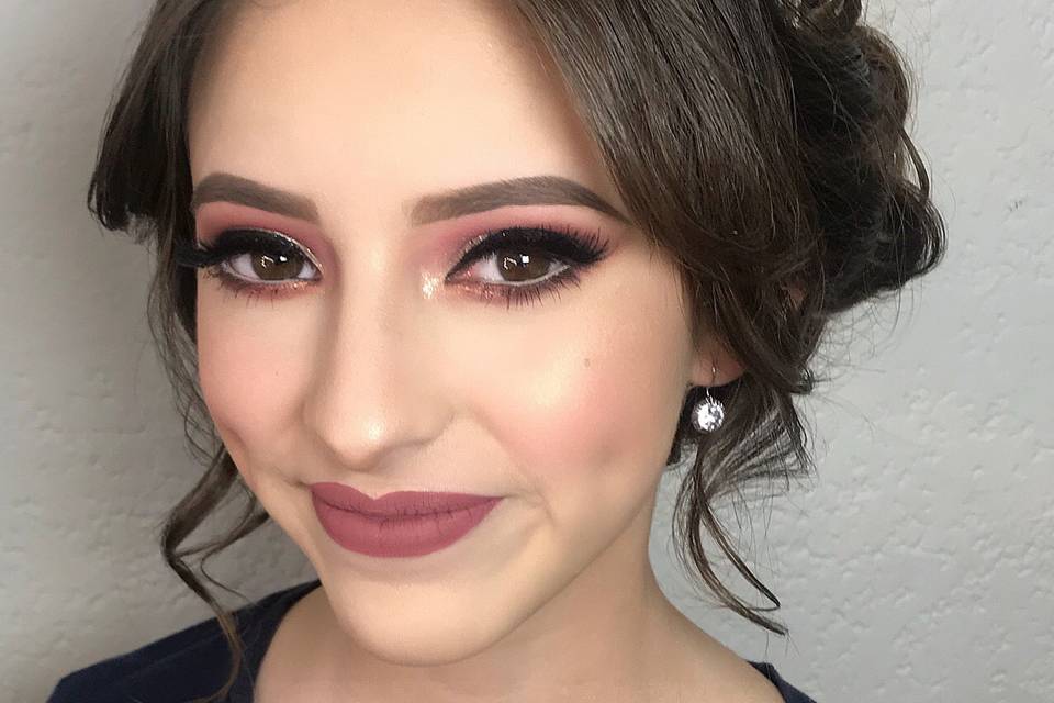 Maquillaje y peinado