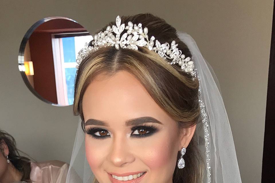 Maquillaje y peinado