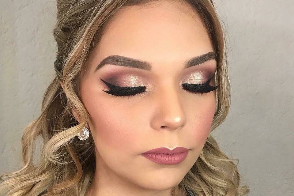 Maquillaje y peinado