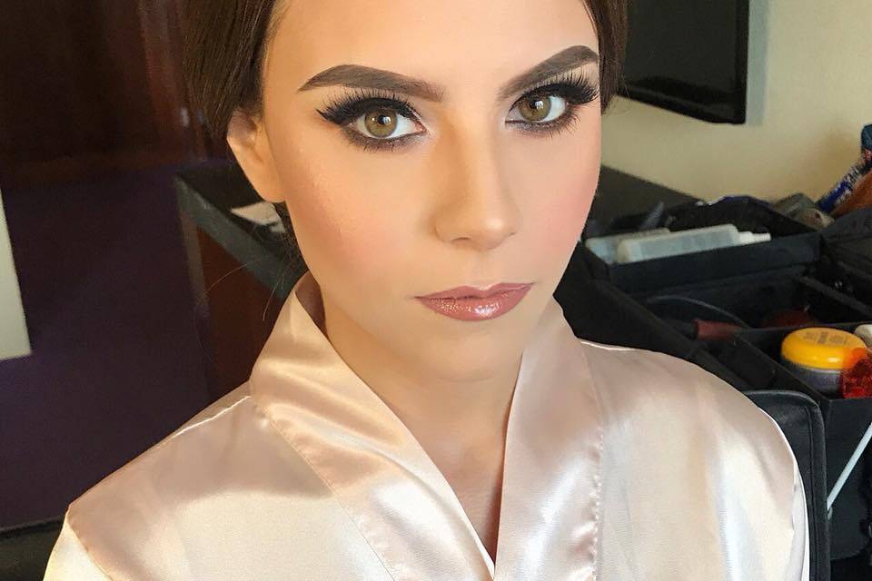 Maquillaje y peinado