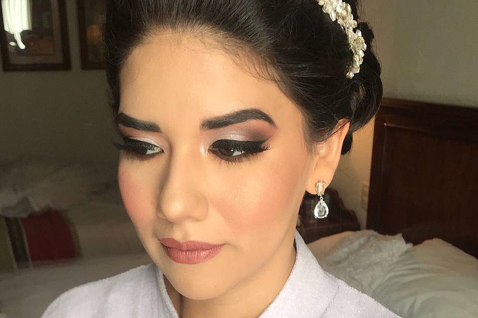 Maquillaje y peinado