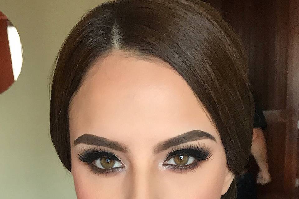 Maquillaje y peinado