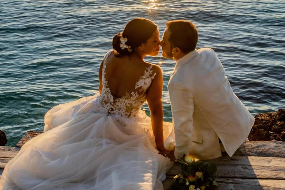 Pareja besándose frente al mar