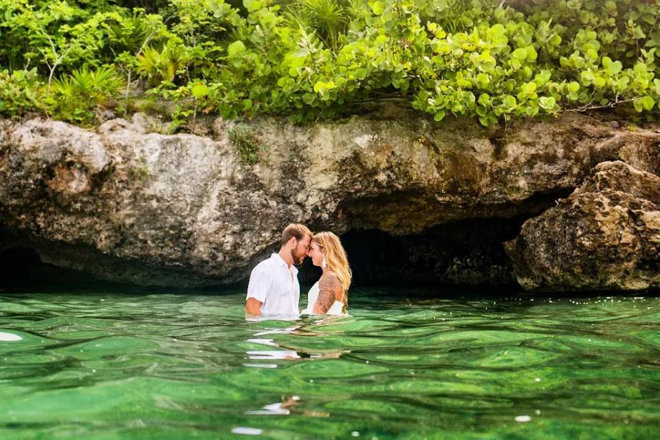 Pareja sumergida en el agua