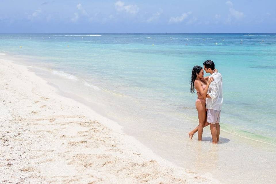 Pareja posando en la playa