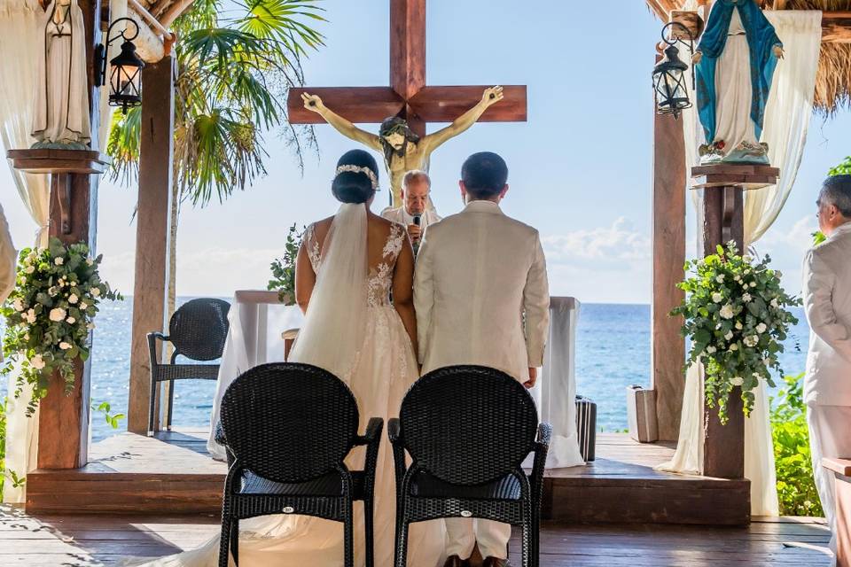 Pareja en ceremonia religiosa frente al mar