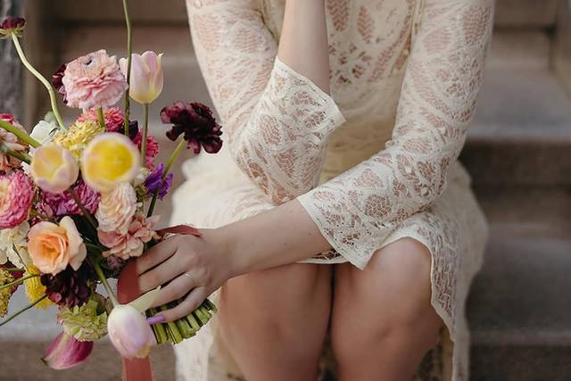 Novia sentada con la mano en el rostro