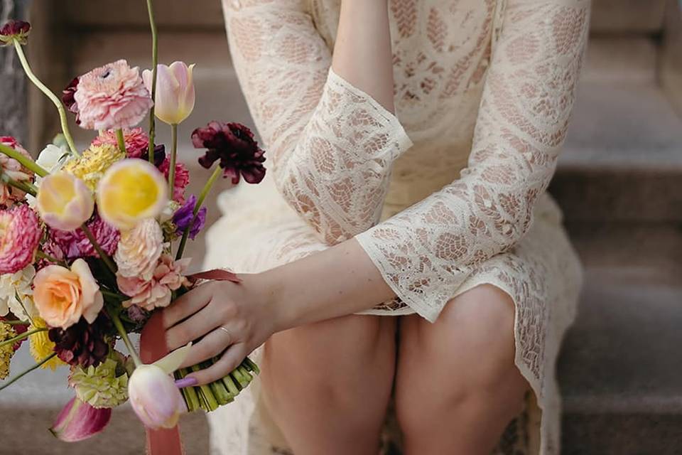 Novia sentada con la mano en el rostro