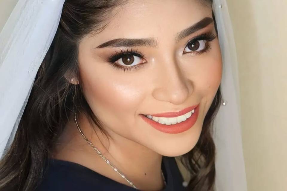 Maquillaje y peinado