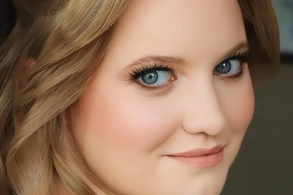 Maquillaje y peinado