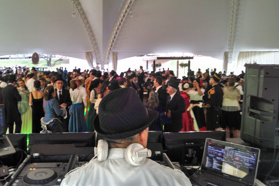 EVENTO CON DJ DENNIS