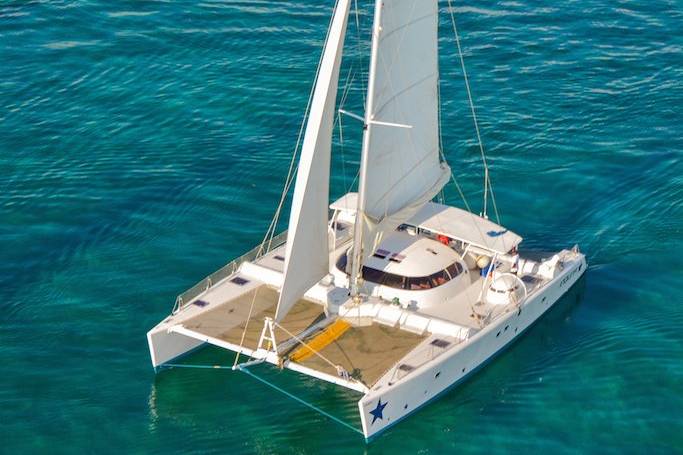 Catamarán para 75 personas