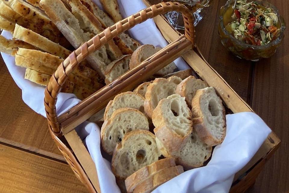 Mesa de pan y uvas