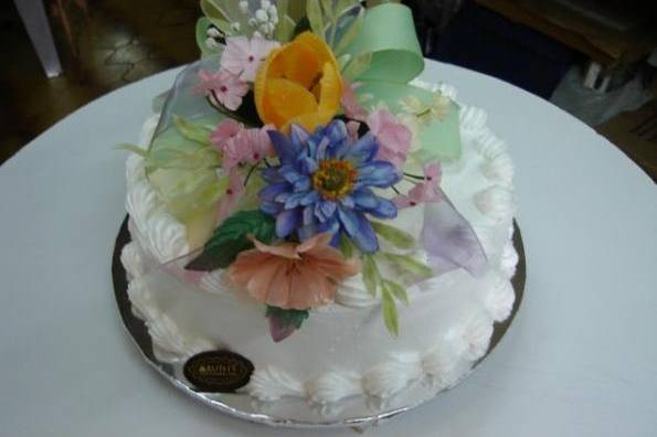 Pastel de merengue con flores