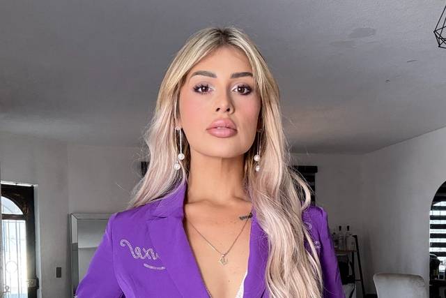 Mujer con traje morado y cabello suelto