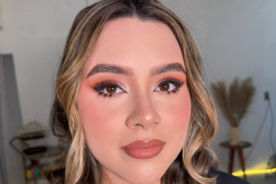 Make yo en tonos coral con cabello ondulado