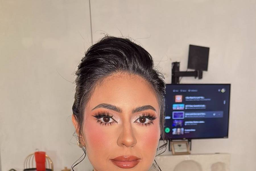 Novia con cabello recogido y maquillaje mate