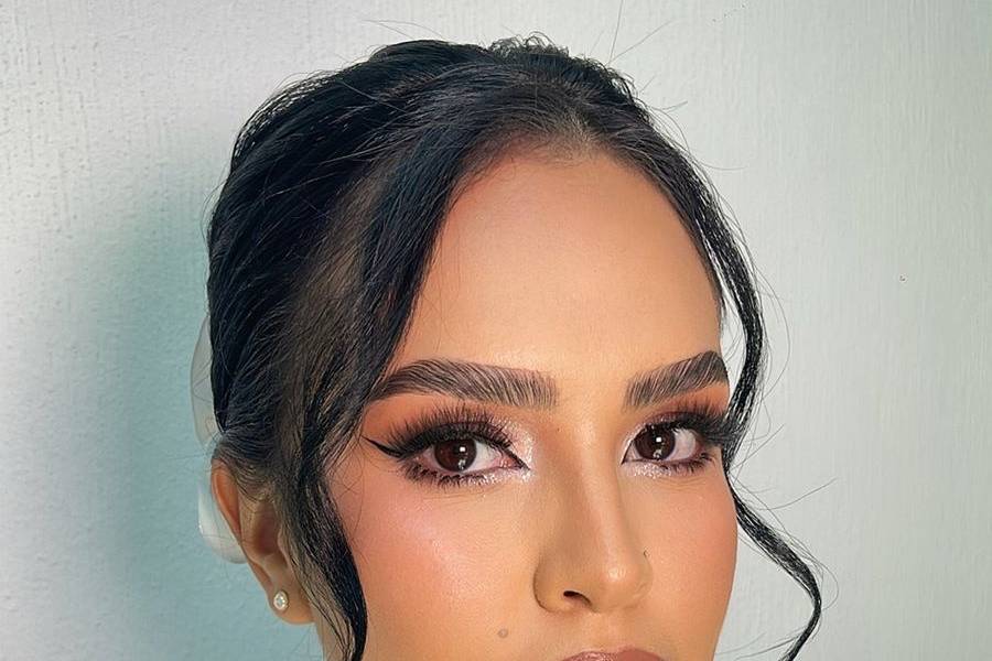 Novia con labios nude