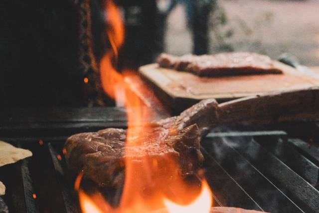 Carne asada en el fuego
