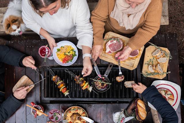 Toma en picada de invitados comiendo
