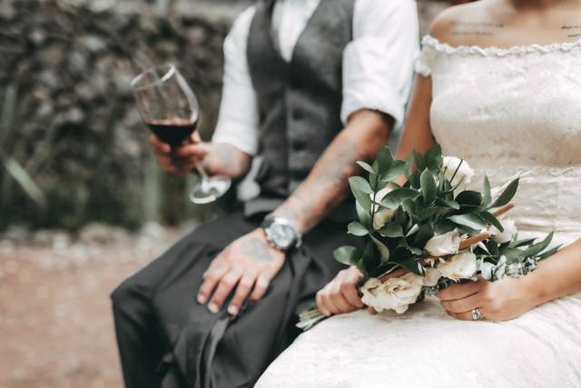 Piernas de los novios sentados