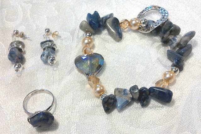 Disponible aretes, anillo