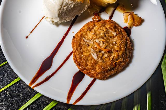 Menú gourmet en un plato blanco