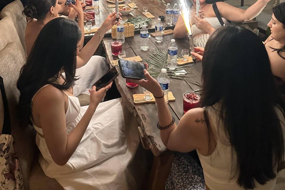 Chisperos en la mesa