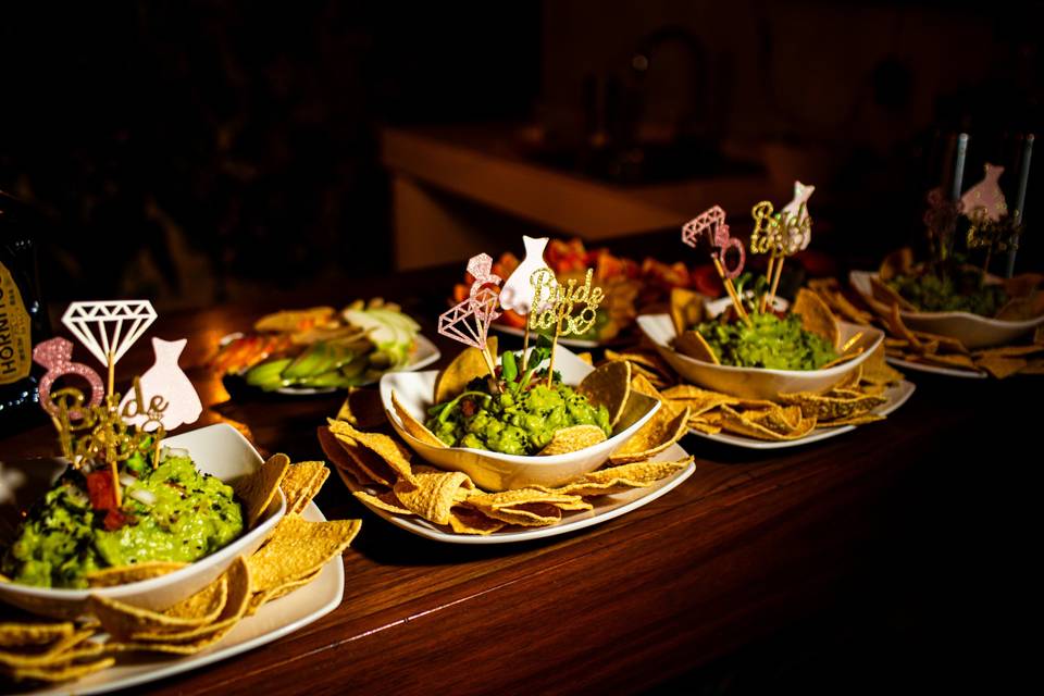 Plato de guacamole con nachos