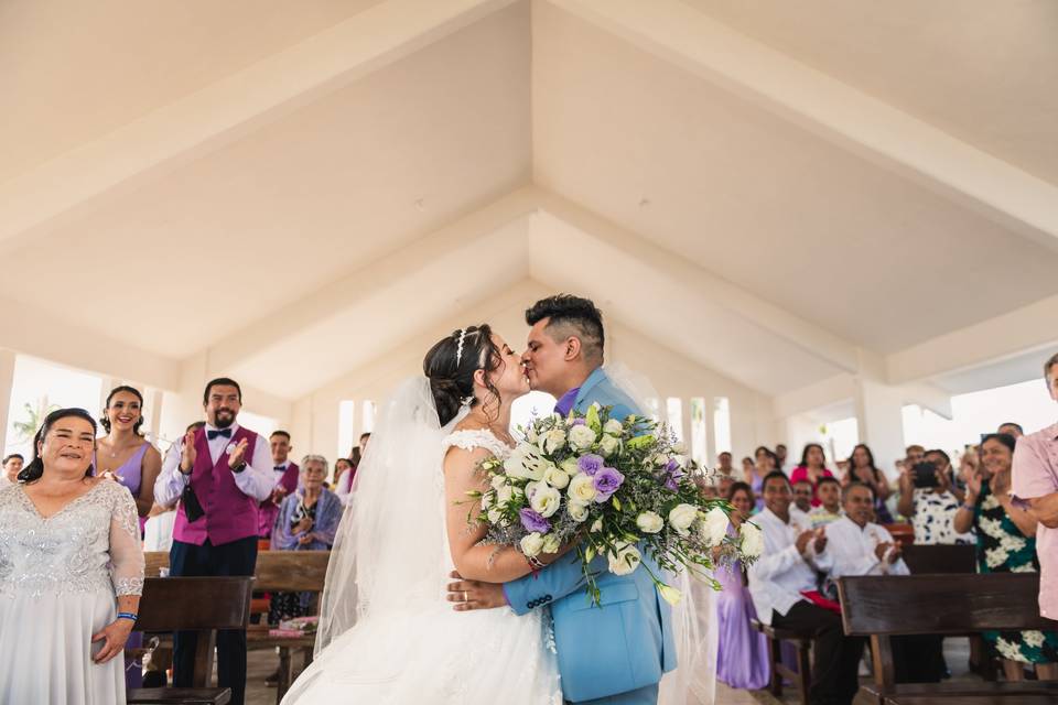 Beso de novios