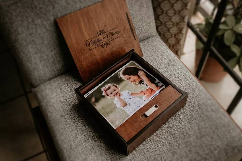 Caja para fotografías y usb