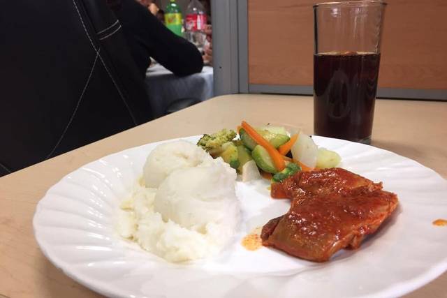 Servido en el plato