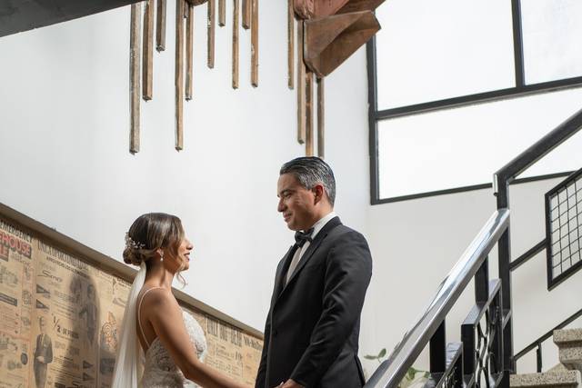 Novios agarrados de las manos en las escaleras