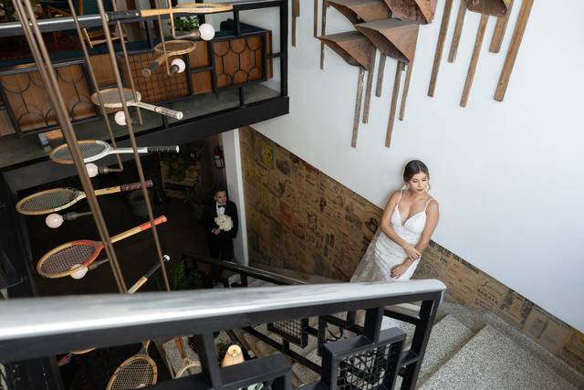 Novia recargada en la pared de las escaleras