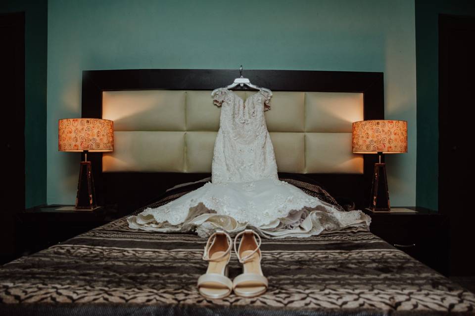 Vestido y zapatos de novia sobre la cama