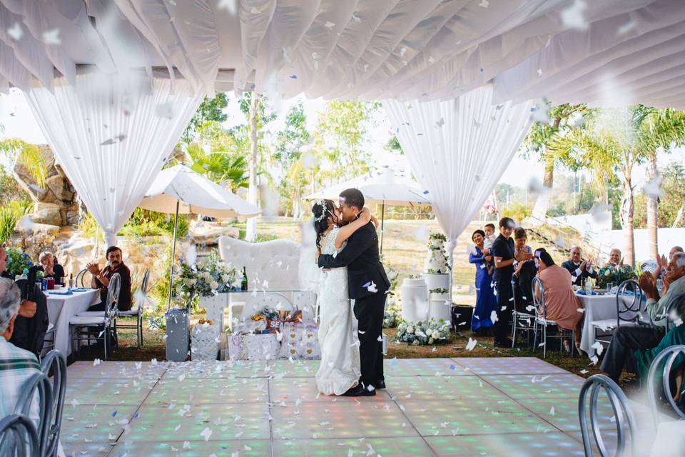 Recién casados bailando en la pista