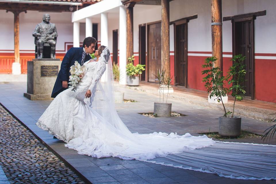 Recién casados besándose en el patio