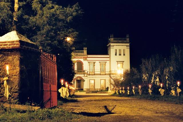 Entrada principal por las pilastras