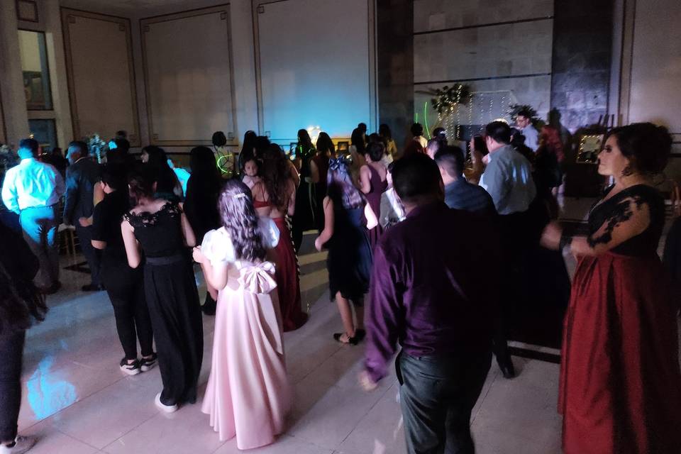 Invitados bailando