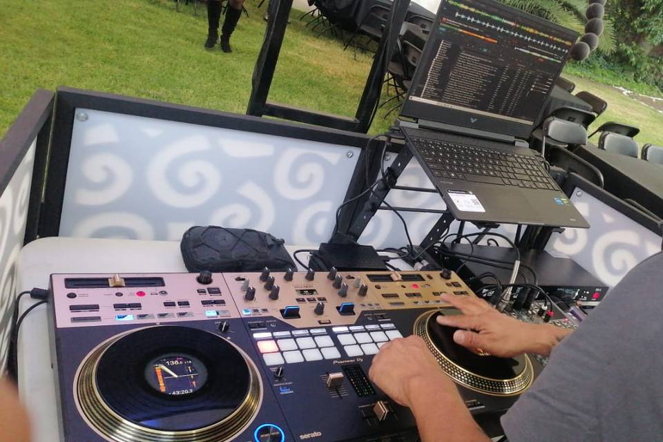 DJ tocando