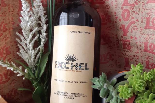 Curado de mezcal con jamaica