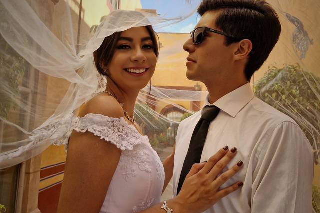 Pareja abrazados