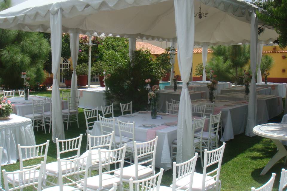Toldos y mesas cuadradas