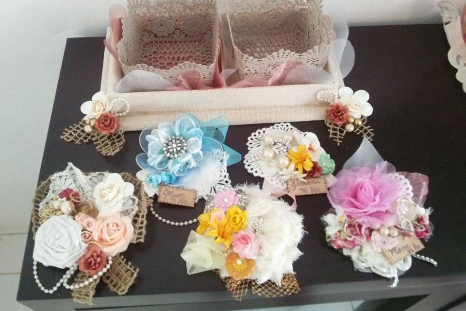 Corsage de flores artificiales