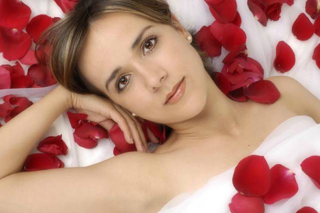 Novia con pétalos