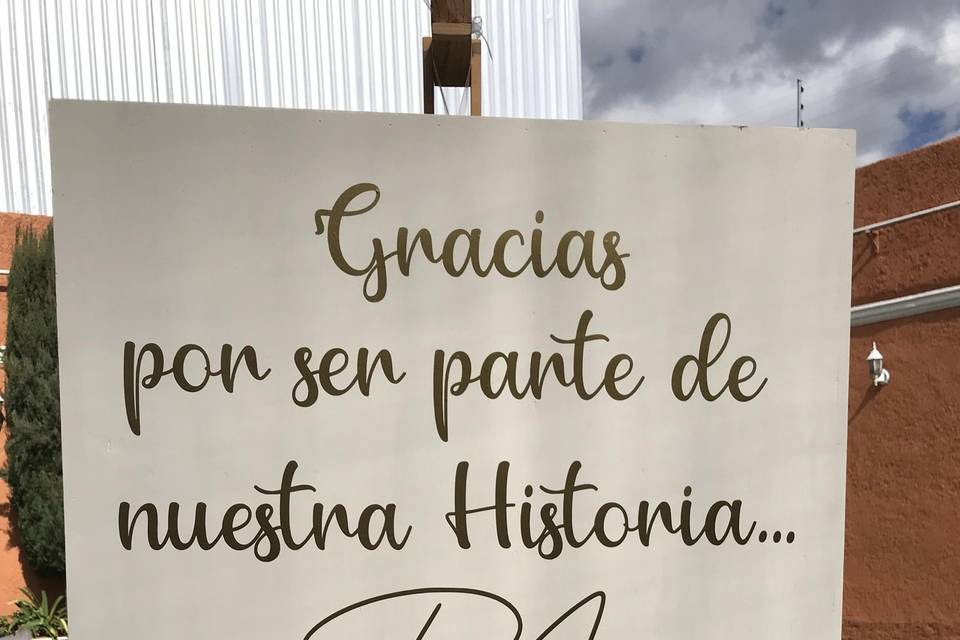 Letrero de entrada con flores
