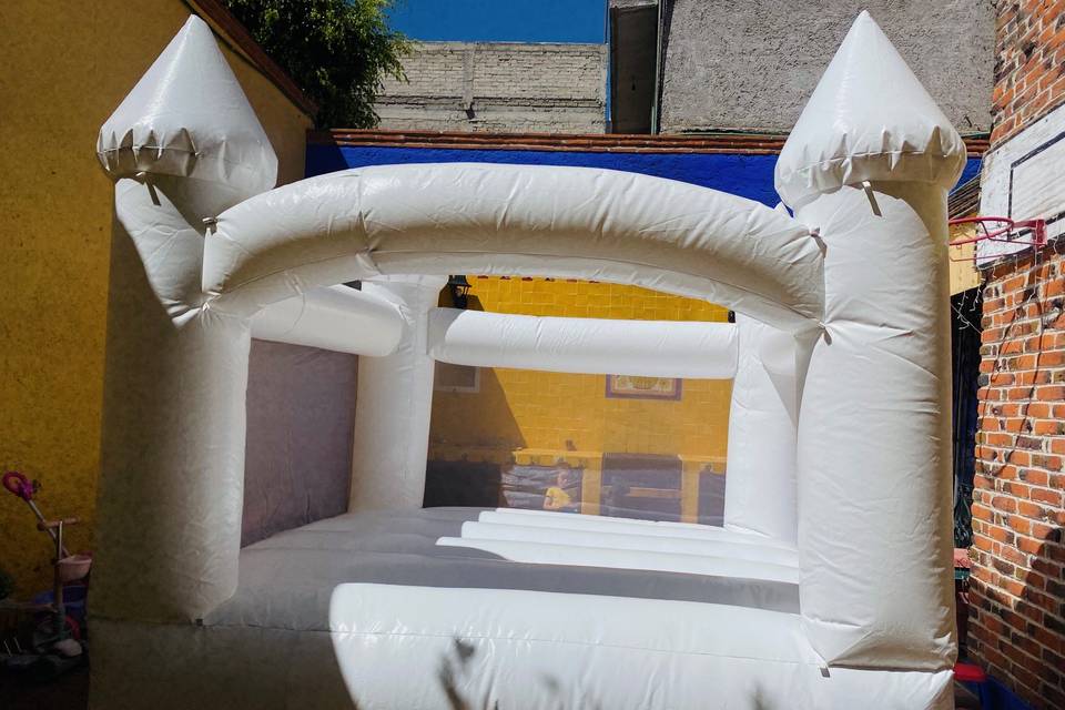 Inflable de castillo blanco