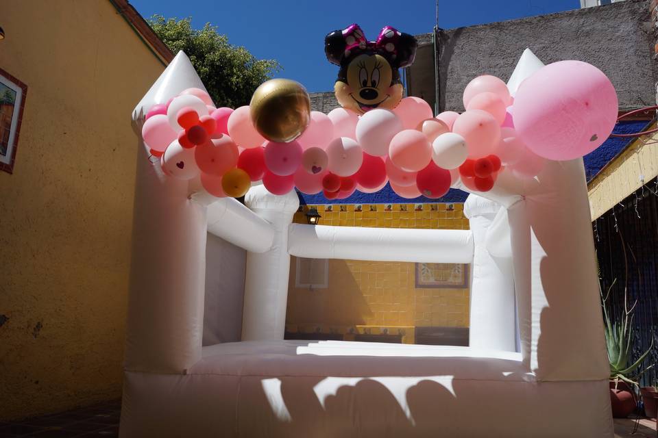 Inflable blanco con globos rosas