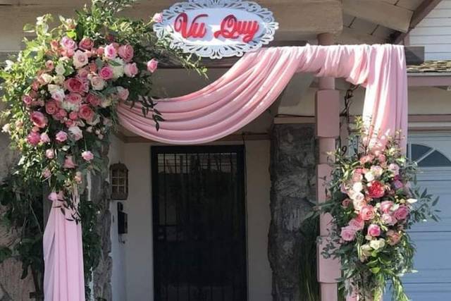 Arco con flores para entrada