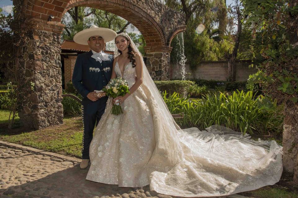 Novios posando en un jardín